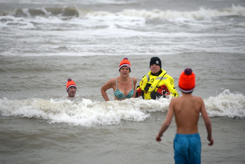 ../Images/Nieuwjaarsduik Nederzandt 2017 085.jpg